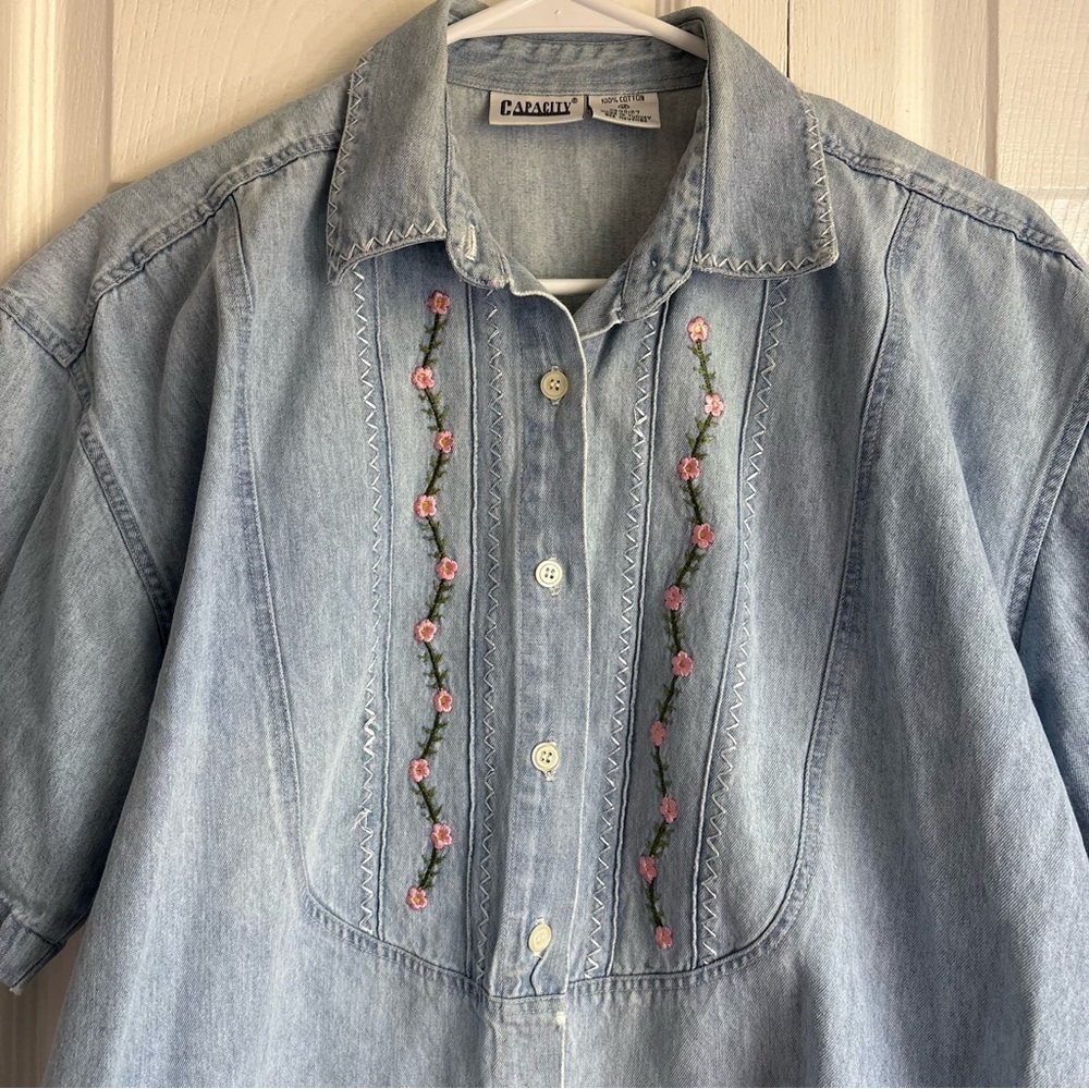 Vintage Capacity Denim Embroidered Short Sleeve Button Up Top - Size Medium - Picture 2 of 9